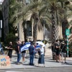 הפגנת הדגלים השחורים בחיפה בעת ביקור נתניהו (צילום: חי פה בשטח)