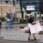 הפגנת הדגלים השחורים ברחבת בית החולים רמב"ם בחיפה בעת ביקור נתניהו (צילום: חי פה בשטח)