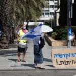 הפגנת הדגלים השחורים בחיפה בעת ביקור נתניהו (צילום: חי פה בשטח)