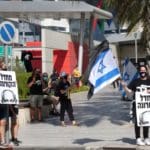 הפגנת הדגלים השחורים בחיפה בעת ביקור נתניהו (צילום: חי פה בשטח)