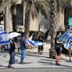 הפגנת הדגלים השחורים בחיפה בעת ביקור נתניהו (צילום: חי פה בשטח)