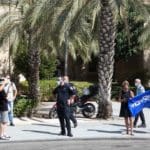 הפגנת הדגלים השחורים ברחבת בית החולים רמב"ם בחיפה בעת ביקור נתניהו (צילום: חי פה בשטח)