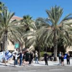 הפגנת הדגלים השחורים ברחבת בית החולים רמב"ם בחיפה בעת ביקור נתניהו (צילום: חי פה בשטח)