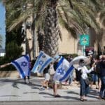 דגלי ישראל בהפגנה – הפגנת הדגלים השחורים ברחבת בית החולים רמב"ם בחיפה בעת ביקור נתניהו (צילום: חי פה בשטח)