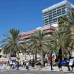 הפגנה – הדגלים השחורים ברחבת בית החולים רמב"ם בחיפה בעת ביקור נתניהו (צילום: חי פה בשטח)