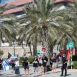 הפגנה – הדגלים השחורים ברחבת בית החולים רמב"ם בחיפה בעת ביקור נתניהו (צילום: חי פה בשטח)