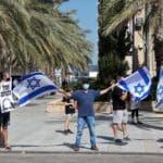 דגל ישראל בהפגנה – הדגלים השחורים בחיפה בעת ביקור נתניהו (צילום: חי פה בשטח)