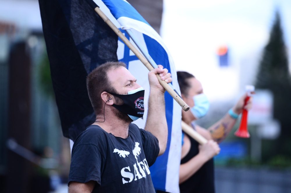 מחאת הדגלים השחורים - הפגנות נגד הממשלה במרכז זיו - חיפה (צילום: חגית אברהם)