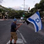 מחאת הדגלים השחורים – הפגנות נגד הממשלה ברמת בגין – חיפה (צילום: רמי כהן)