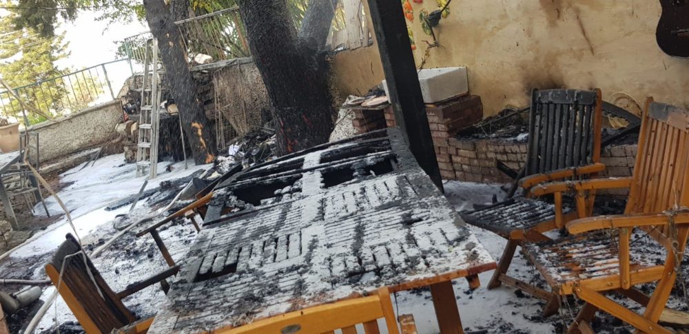 שריפה בדירה ברחוב וינגייט בחיפה, נמנעה התפשטות לחורש הסמוך (צילום: כבאות והצלה)