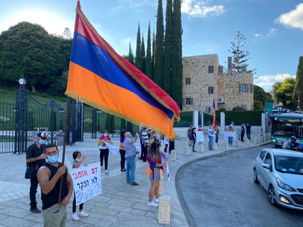 מחאת הארמנים בחיפה: אל תמכרו נשק לאזרביג'אן (צילום: סרג׳ בידויאן)