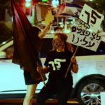 מחאת הדגלים השחורים במרכז חורב בחיפה (צילום: חגית אברהם)
