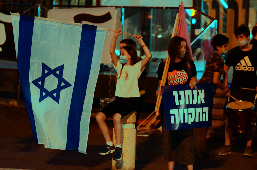 מחאת הדגלים השחורים במרכז חורב בחיפה (צילום: חגית אברהם)