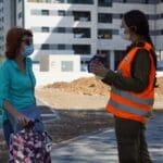 פעילות הסברה על ידי חיילת מפיקוד העורף – צה"ל במבצע קורונה (צילום: דובר צה"ל)