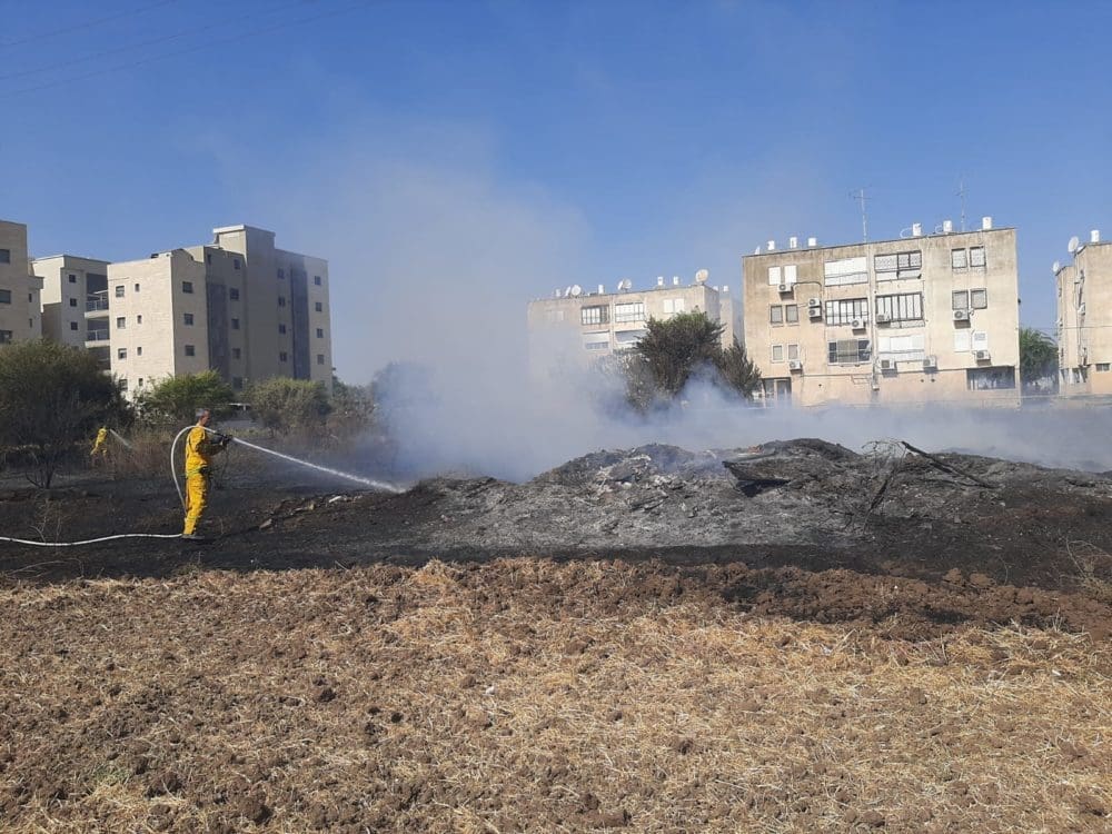 שרפה סמוך לבניין (צילום: כבאות והצלה)