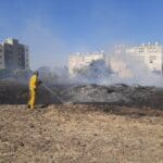 שרפה סמוך לבניינים (צילום: כבאות והצלה)