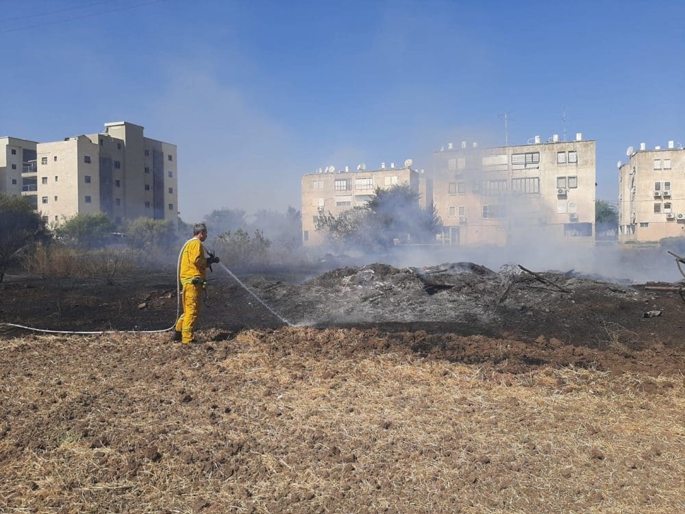 שרפה סמוך לבניינים (צילום: כבאות והצלה)