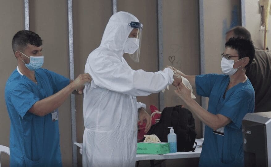 רא"ל כוכבי מתארגן לכניסה למחלקה - ביקור הרמטכ"ל ברמב"ם (צילום מסך: דובר צה"ל)