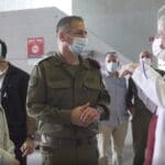 רא"ל כוכבי מתארגן לכניסה למחלקה – ביקור הרמטכ"ל ברמב"ם (צילום מסך: דובר צה"ל)