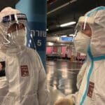 עופר שלח עם ד"ר מיקי הלברטל בסיור מתחם הקורונה (צילום: דוברות רמב"ם)