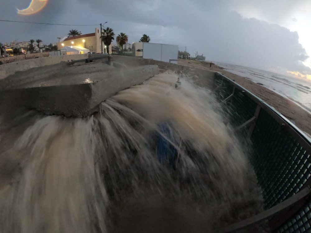 ביוב גולמי זורם לים בטיילת שקמונה בחיפה  (צילום: מוטי מנדלסון)