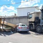 שתי מכוניות נמעכו כאשר מטען זכוכית נפל במפרץ חיפה (צילום: וואיל עווד)