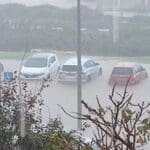 הצפה במגרש חניה ברחוב הרותם בחיפה – נזק למכוניות (צילום: שמעון פיביש)