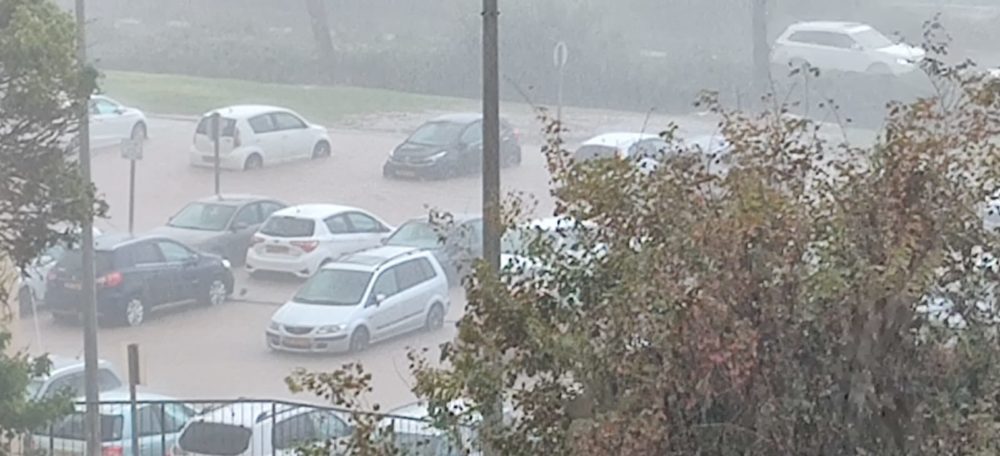 הצפה במגרש חניה ברחוב הרותם בחיפה - נזק למכוניות (צילום: שמעון פיביש)