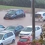 הצפה במגרש חניה ברחוב הרותם בחיפה – נזק למכוניות (צילום: שמעון פיביש)