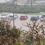 הצפה במגרש חניה ברחוב הרותם בחיפה – נזק למכוניות (צילום: שמעון פיביש)