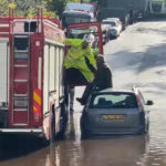 חילוץ אדם ששקע עם רכבו בהצפה בחיפה (צילום: כבאות והצלה)