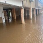 הצפת מבנה בשדרות ההגנה 49 בחיפה (צילום: אבנר דהן)