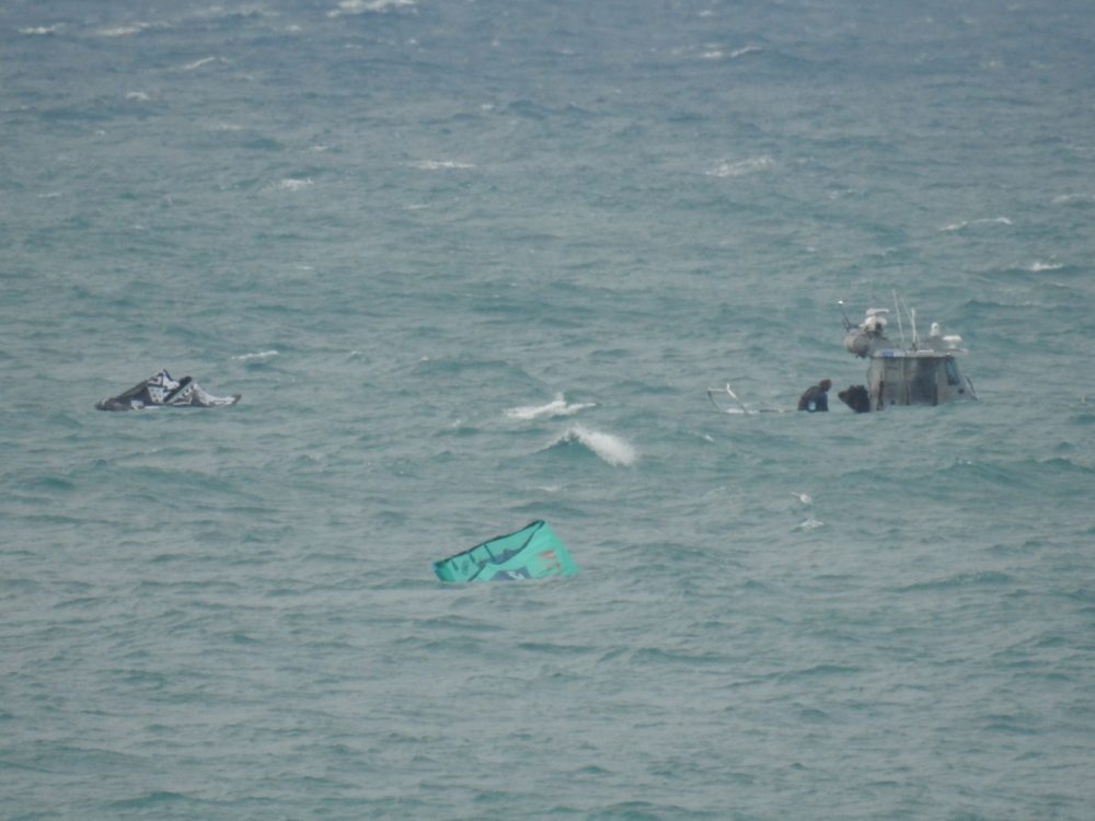 גולשי עפיפון - קייטסרפינג - מחולצים מול חופי בת גלים על ידי השיטור הימי (צילום: שומרי הים - בת גלים)