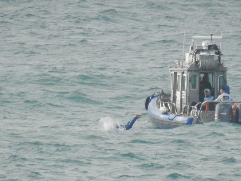 גולשי עפיפון - קייטסרפינג - מחולצים מול חופי בת גלים על ידי השיטור הימי (צילום: שומרי הים - בת גלים)