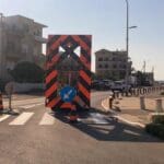 התקנת באמפרים באזור חוף הגולשים בטיילת ראש הכרמל בחיפה – יוברט המפרי – חוף הכנסיה (צילום: חי פה)