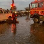 הצפה בשדרות ההגנה בחיפה – לכודים מחולצים על ידי כבאים (צילום:כבאות והצלה)