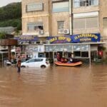 הצפה בשדרות ההגנה בחיפה – לכודים מחולצים על ידי כבאים (צילום:כבאות והצלה)