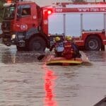 הצפה בשדרות ההגנה בחיפה – לכודים מחולצים על ידי כבאים (צילום: כבאות והצלה)