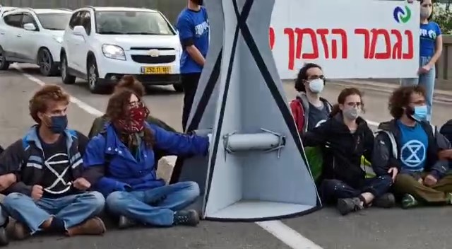 מחאה: הפעילים חסמים את הכניסה לבתי הזיקוק (צילום: עליזה ברקן)