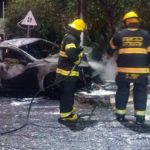 רכב בוער לאחר תאונה קטלנית בחיפה (צילום: כבאות והצלה)