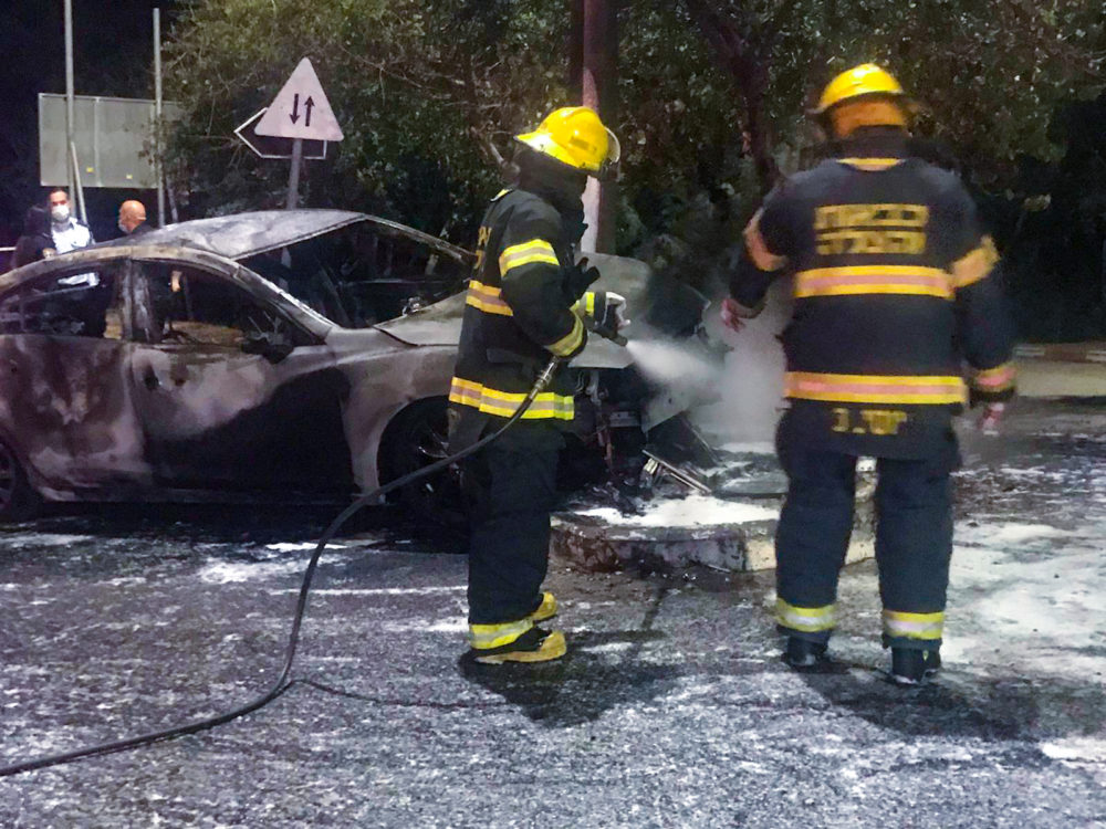 רכב בוער לאחר תאונה קטלנית בחיפה (צילום: כבאות והצלה)
