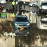 חילוץ אדם ששקע עם רכבו בהצפה בחיפה (צילום: כבאות והצלה)