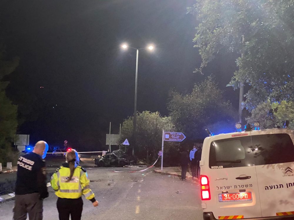 תאונה בחיפה | הרכב פגע בעמוד תאורה (צילום: דוברות המשטרה)