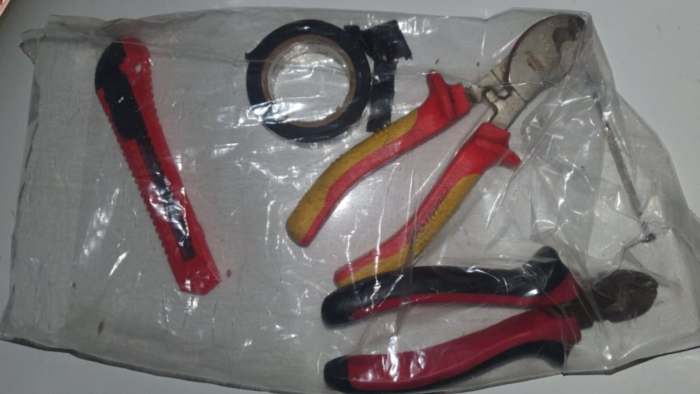 כלי פריצה שנתפסו (צילום: דוברות המשטרה)
