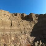 בולען עצום שחלק מהלוע בו קרס משני צדדיו (צילום: מוטי מנדלסון)