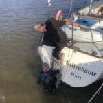 אמיר אפלר על הספינה בלנדיין בניסיונות היחלצות מהרשת (צילום: קהילת שייטי כרמל)