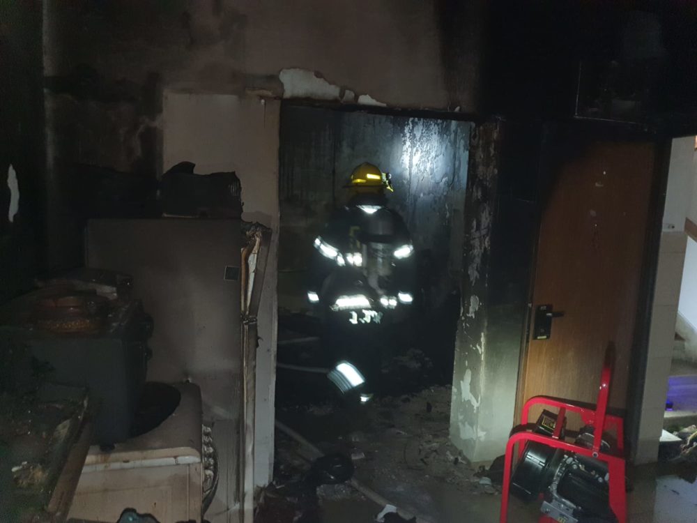 כבאים בפעולה - דירה עלתה באש ברחוב הס בשכונת הדר בחיפה (צילום: כבאות והצלה)