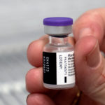 בקבוקון חיסון לקורונה של חברת פייזר (צילום: חי פה – תאגיד החדשות של חיפה והסביבה)