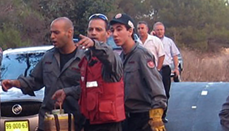 אלעד ריבן ז"ל ודני חייט ז"ל בעת השרפה בכרמל (צילום: דותן שגב)
