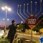 הרב יהודה גינזבורג בכרמל הצרפתי – חב"ד מאירים את חיפה בחנוכה (צילום: חב"ד חיפה)